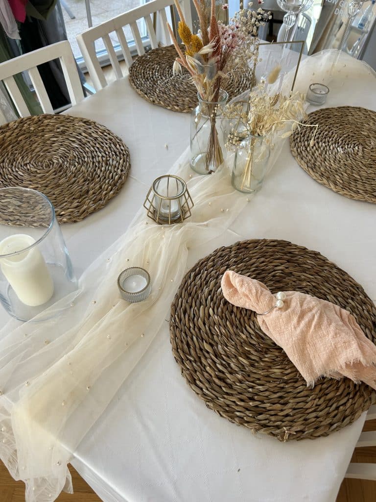 Hochzeitskathi - Dekoration - Leihartikel - Tischläufer hellbeige mit Perlen